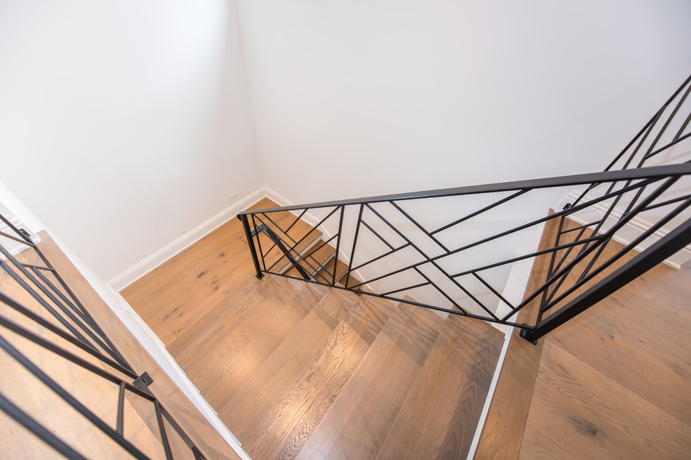 Idées déco pour un escalier peint campagne en U de taille moyenne avec des marches en bois et un garde-corps en métal.