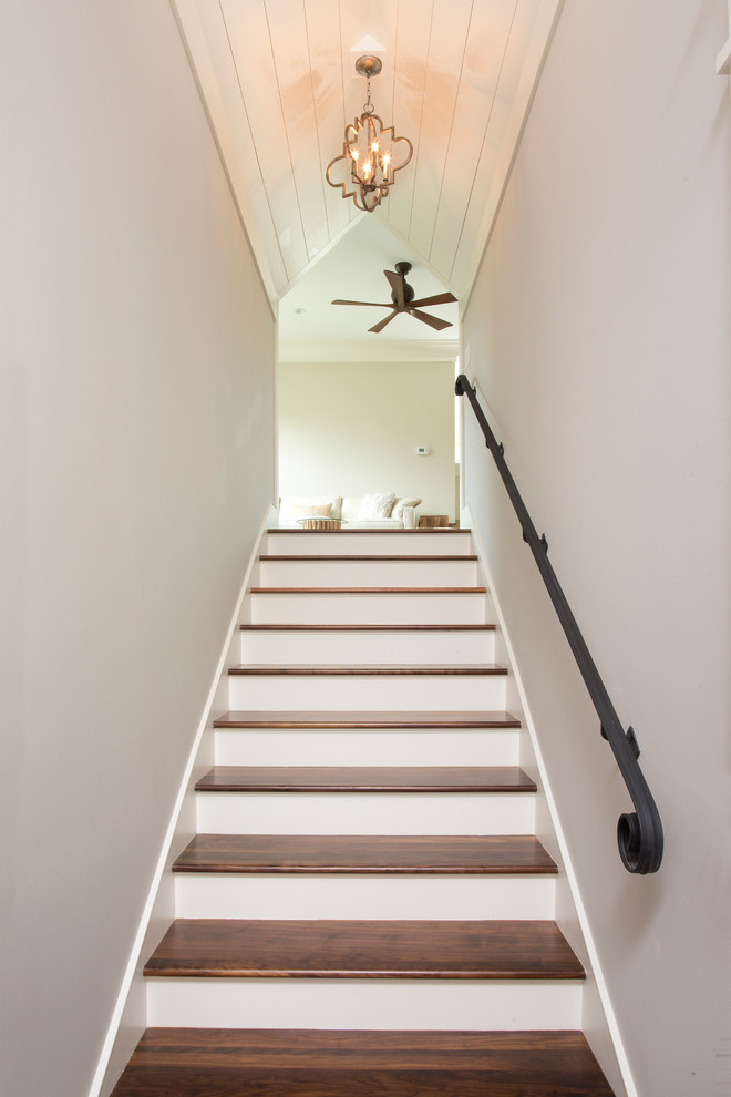 Diseño de escalera recta tradicional de tamaño medio con escalones de madera y contrahuellas de madera
