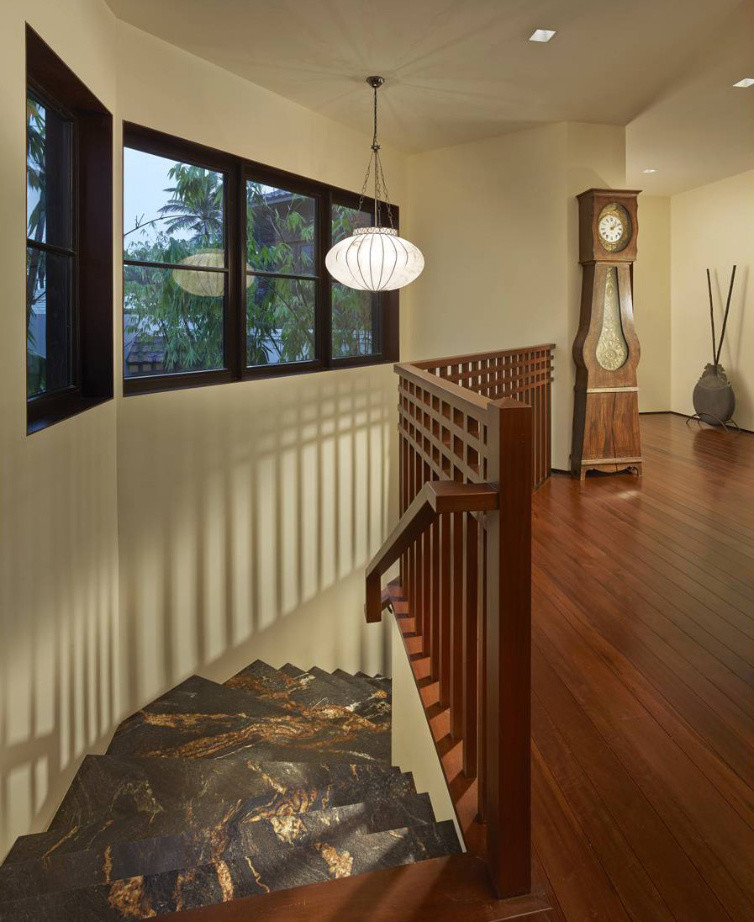Modelo de escalera curva de estilo zen grande con escalones de mármol, contrahuellas de madera y barandilla de madera