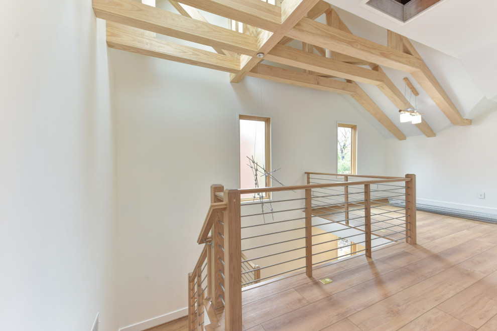 Diseño de escalera en L minimalista de tamaño medio sin contrahuella con escalones de madera y barandilla de madera