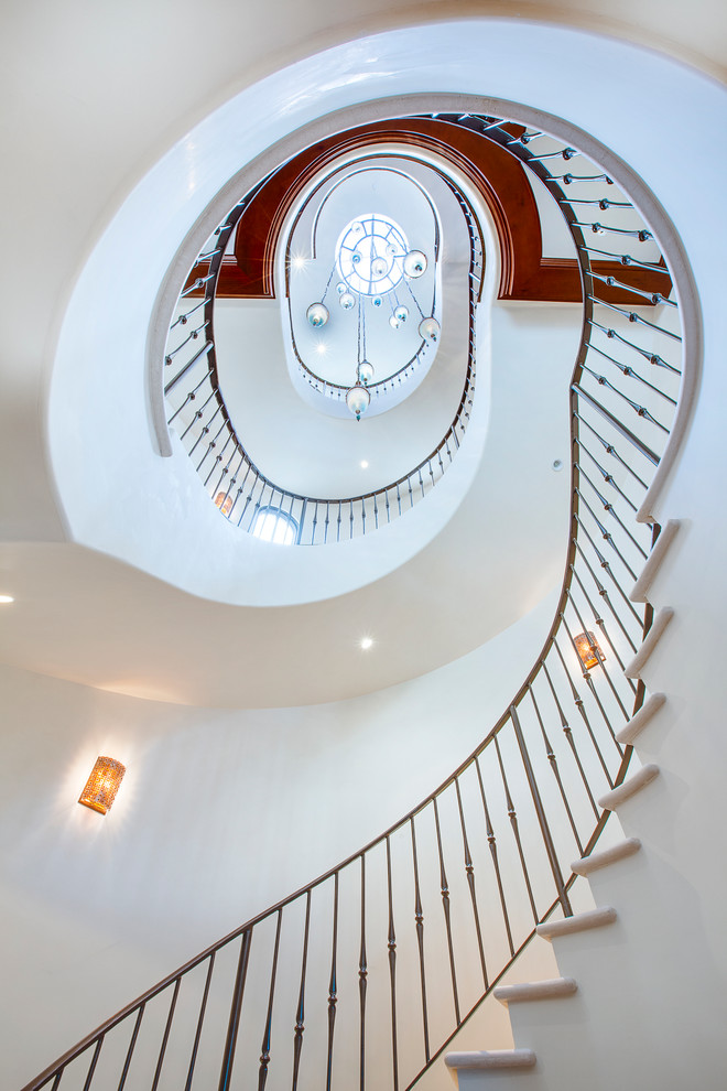 Свежая идея для дизайна: большая винтовая деревянная лестница в средиземноморском стиле с деревянными ступенями - отличное фото интерьера