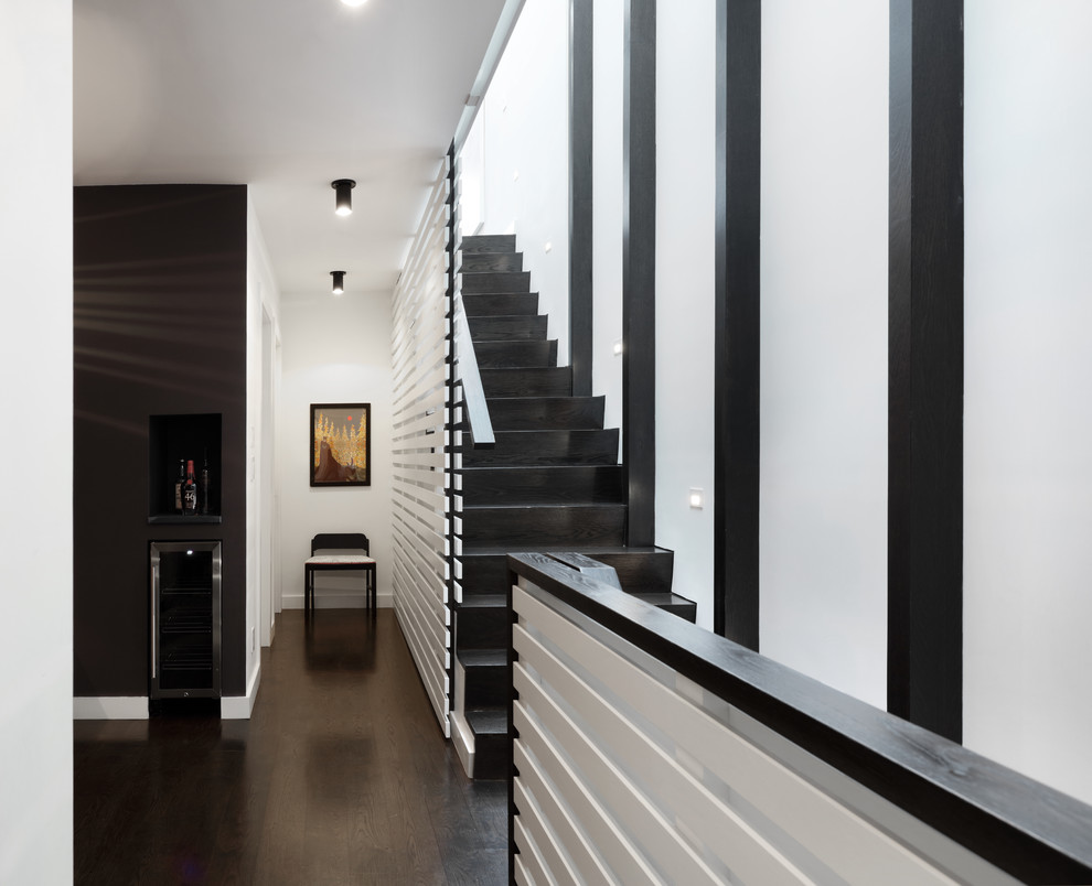 Diseño de escalera recta moderna de tamaño medio con escalones de madera, contrahuellas de madera, barandilla de madera y madera