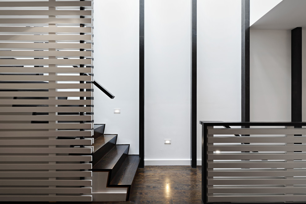 Inspiration pour un escalier droit minimaliste en bois de taille moyenne avec des marches en bois, des contremarches en bois et un garde-corps en bois.