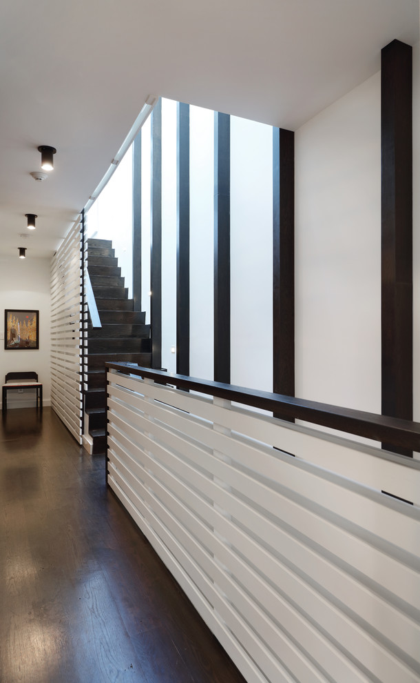 Idée de décoration pour un escalier droit minimaliste en bois de taille moyenne avec des marches en bois, des contremarches en bois, éclairage et un garde-corps en bois.