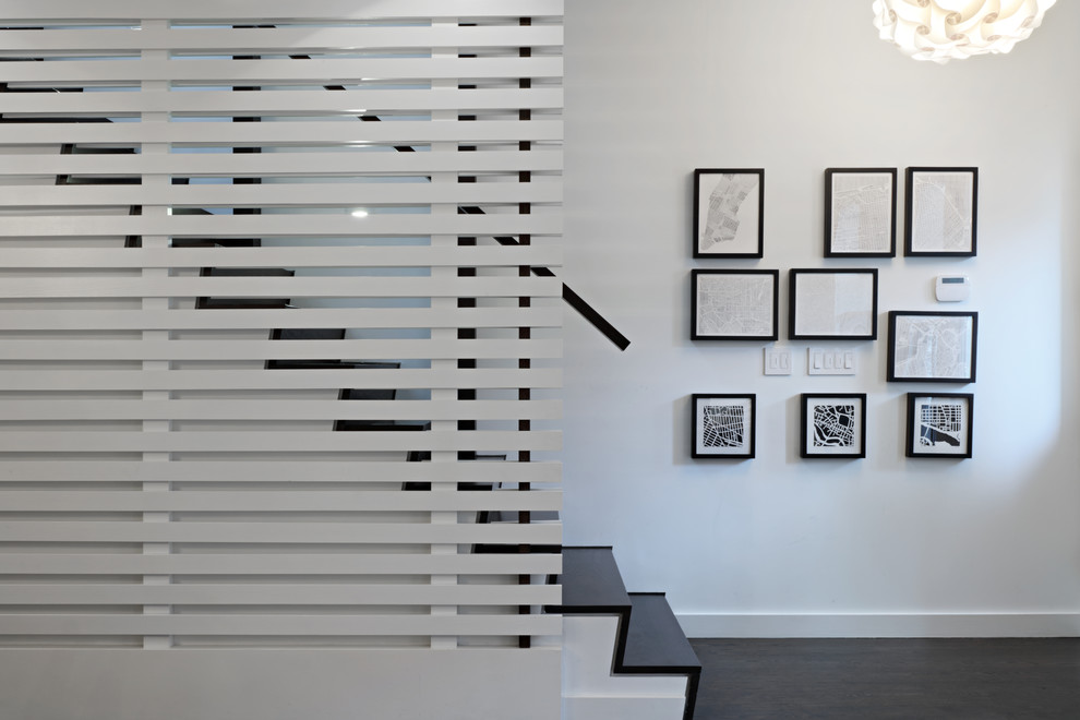 Mittelgroße, Gerade Moderne Treppe mit Holz-Setzstufen und Holzwänden in New York