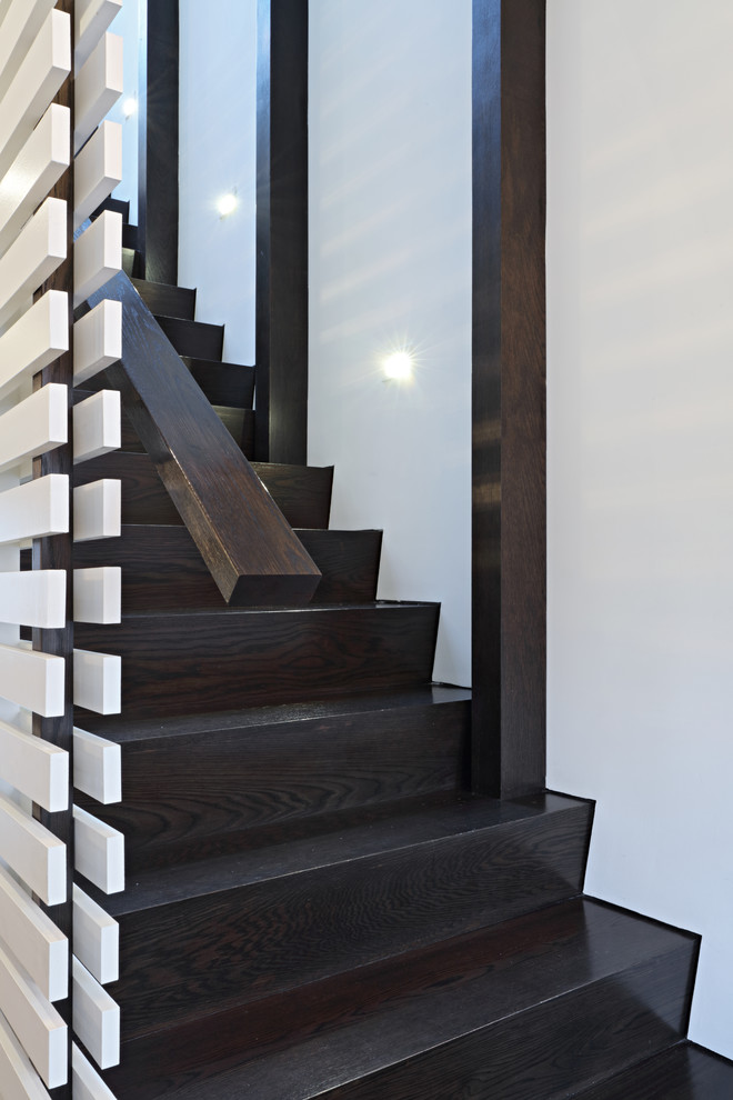 Diseño de escalera recta minimalista de tamaño medio con escalones de madera, contrahuellas de madera, barandilla de madera y madera