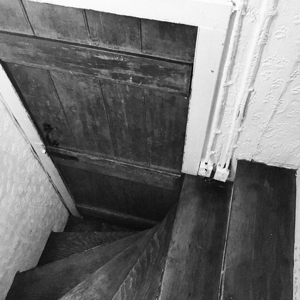 Foto de escalera curva campestre pequeña con escalones de madera y contrahuellas de madera