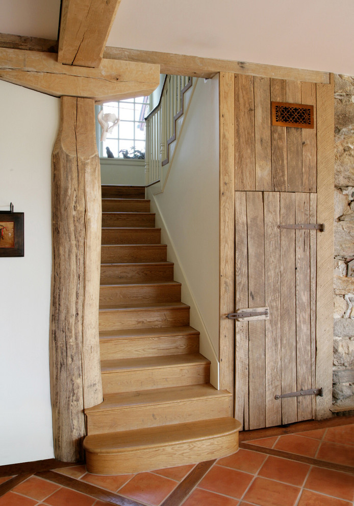 Diseño de escalera en U campestre con escalones de madera y contrahuellas de madera