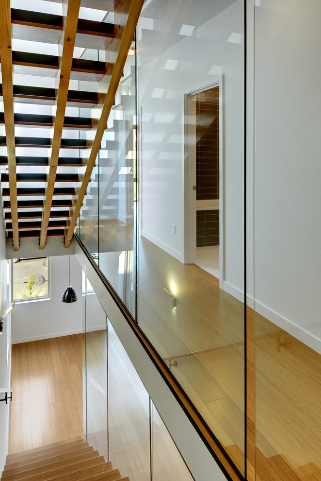 Imagen de escalera recta actual sin contrahuella con escalones de madera