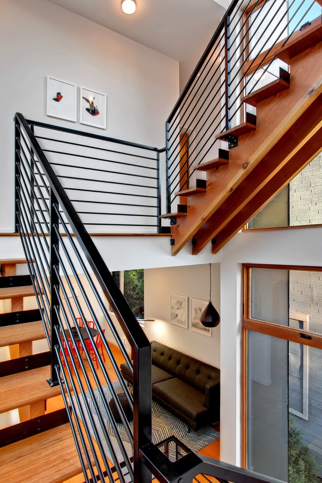 На фото: лестница в современном стиле с деревянными ступенями