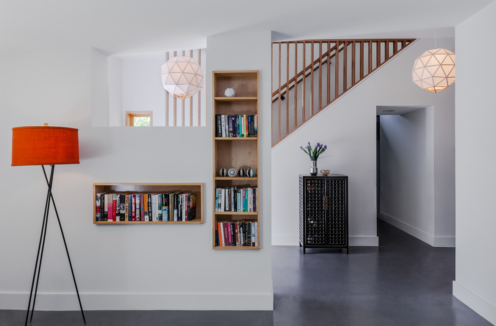 Foto de escalera recta minimalista con escalones de madera y contrahuellas de madera