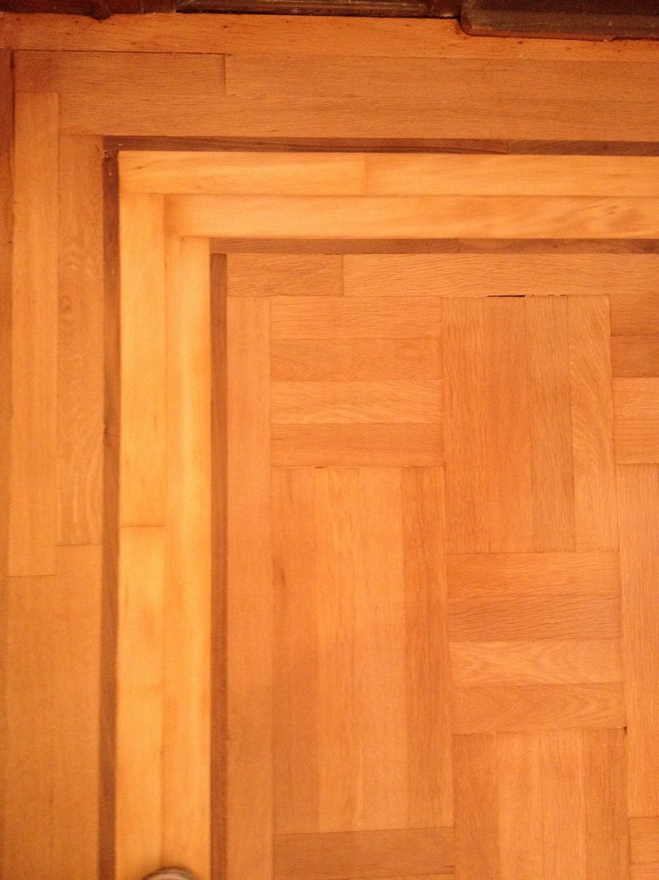 Esempio di una scala curva tradizionale di medie dimensioni con pedata in legno e alzata in legno