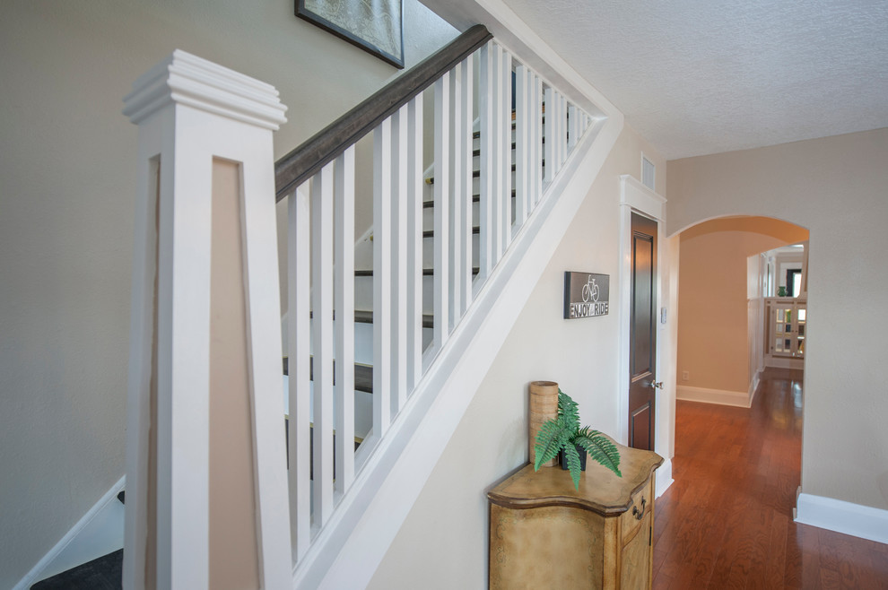 На фото: маленькая прямая лестница в стиле кантри с деревянными ступенями и крашенными деревянными подступенками для на участке и в саду