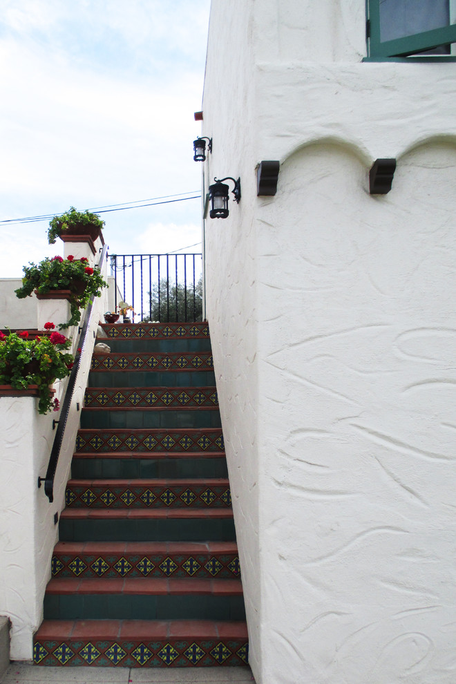 Aménagement d'un escalier carrelé droit méditerranéen avec des contremarches carrelées.