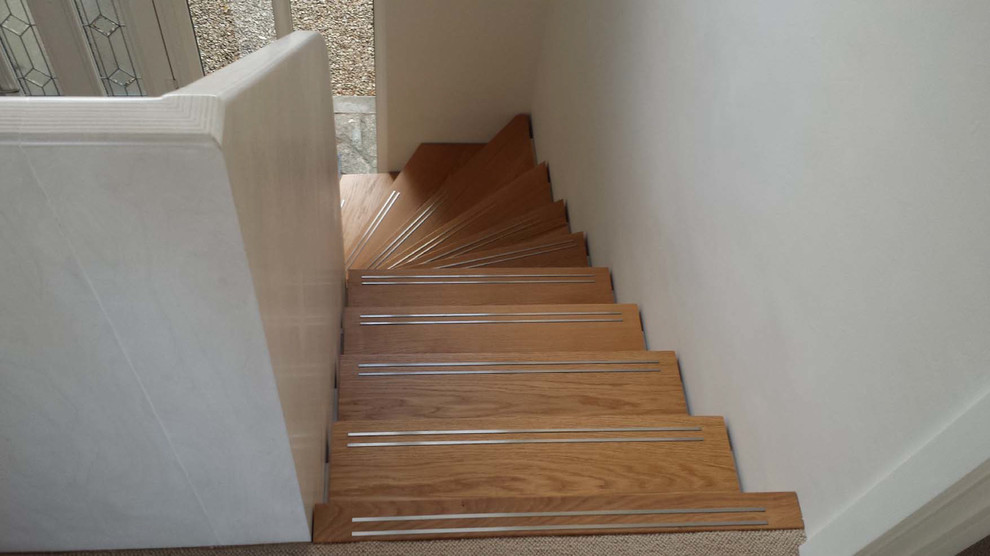 Idées déco pour un petit escalier sans contremarche courbe contemporain avec des marches en bois.