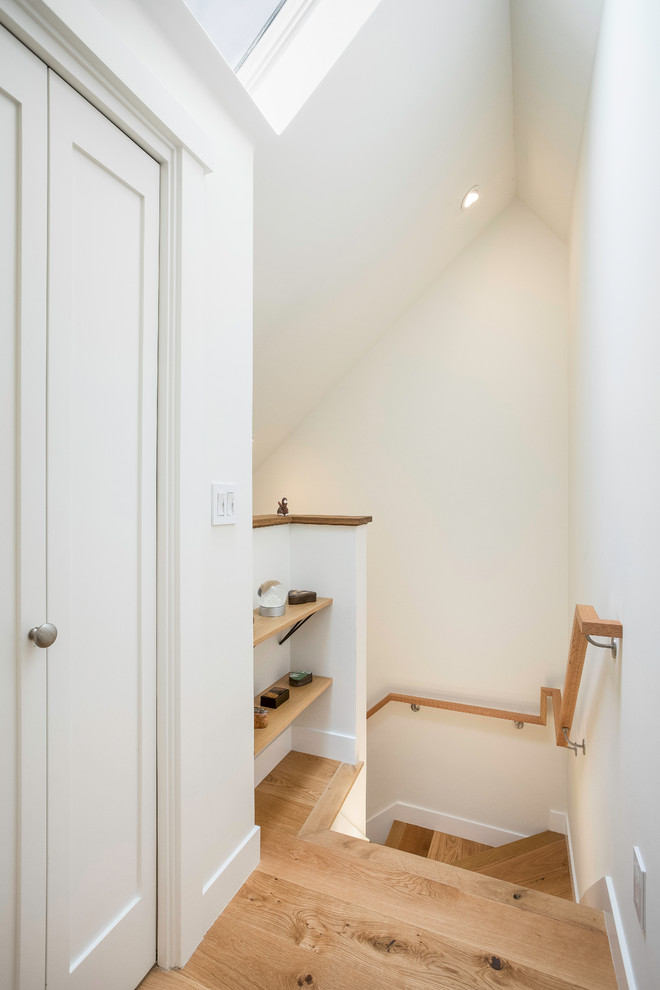 Свежая идея для дизайна: п-образная деревянная лестница среднего размера в скандинавском стиле с деревянными ступенями и деревянными перилами - отличное фото интерьера