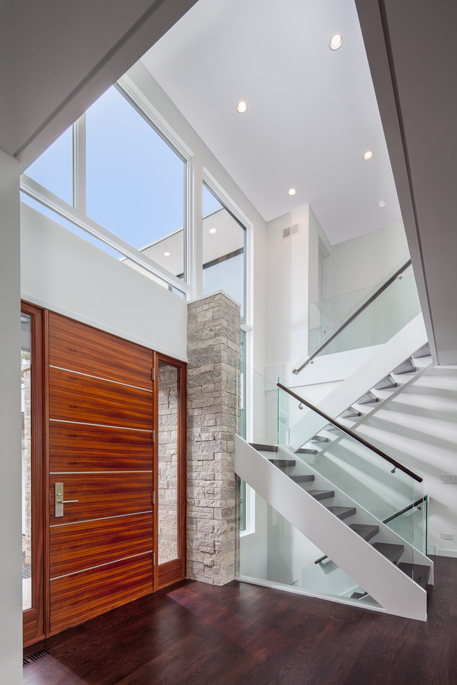 Diseño de escalera suspendida contemporánea de tamaño medio sin contrahuella con escalones de madera y barandilla de vidrio