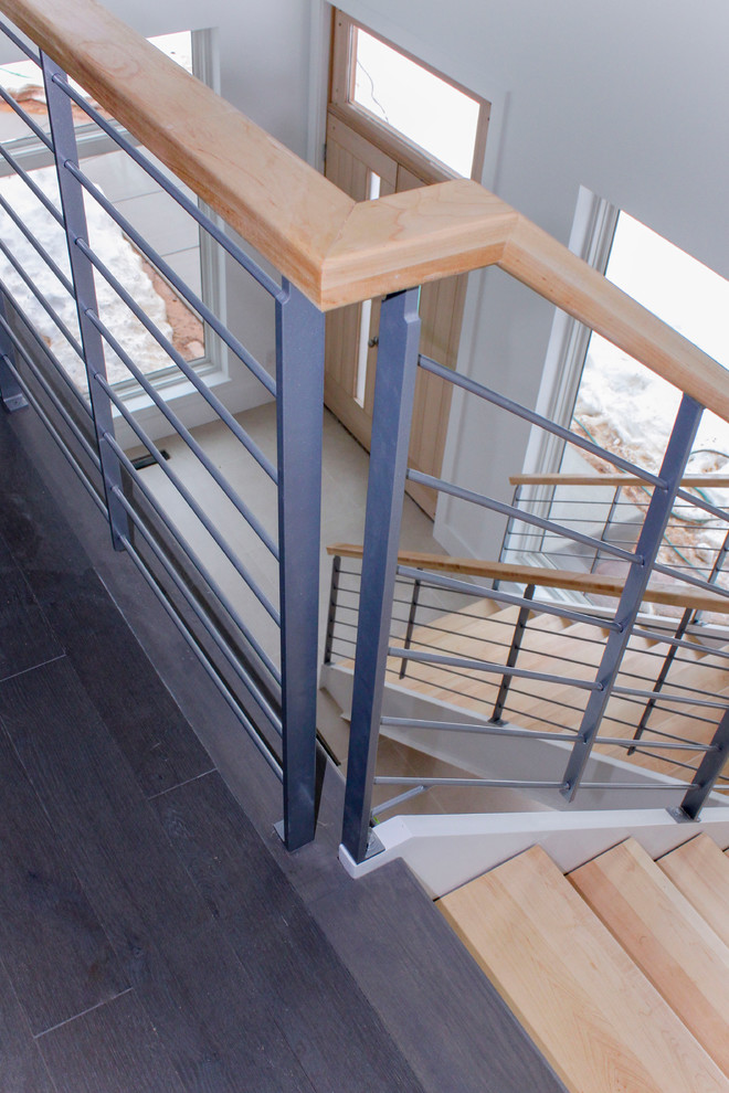 Idée de décoration pour un escalier style shabby chic en L de taille moyenne avec des marches en bois et un garde-corps en matériaux mixtes.