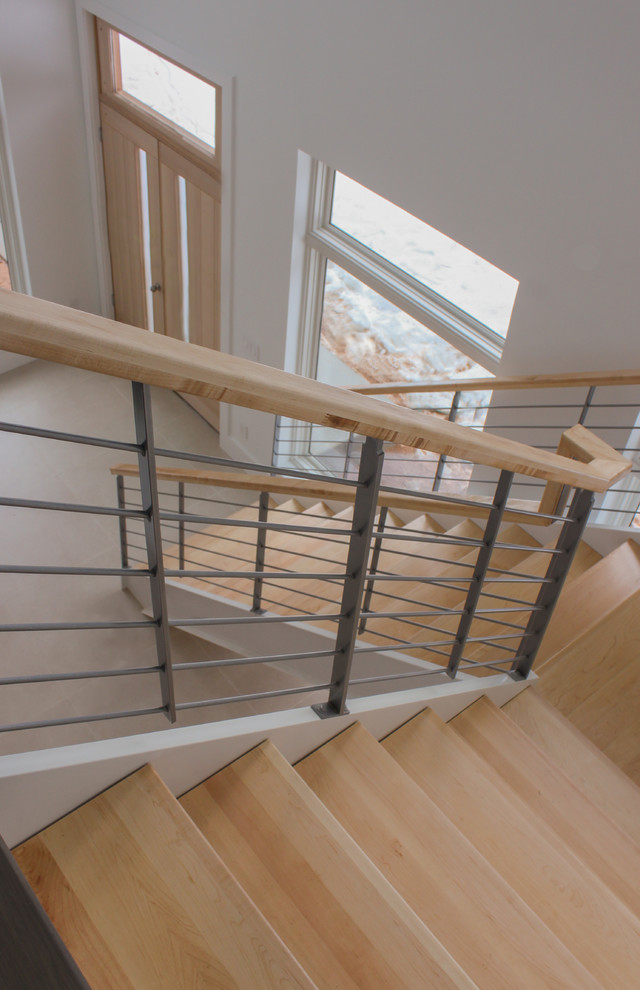 На фото: угловая лестница среднего размера в стиле шебби-шик с деревянными ступенями и перилами из смешанных материалов