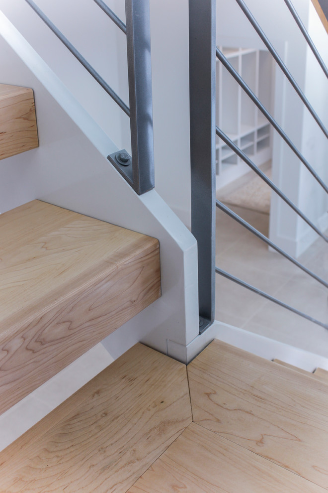 Cette photo montre un escalier romantique en L de taille moyenne avec des marches en bois et un garde-corps en matériaux mixtes.