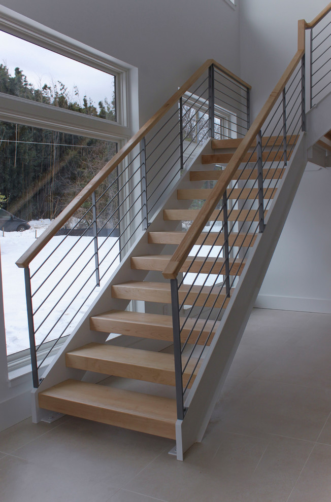 Пример оригинального дизайна: угловая лестница среднего размера в стиле шебби-шик с деревянными ступенями и перилами из смешанных материалов