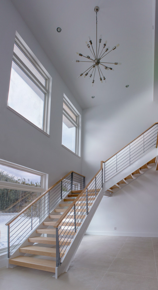 На фото: угловая лестница среднего размера в стиле шебби-шик с деревянными ступенями и перилами из смешанных материалов с
