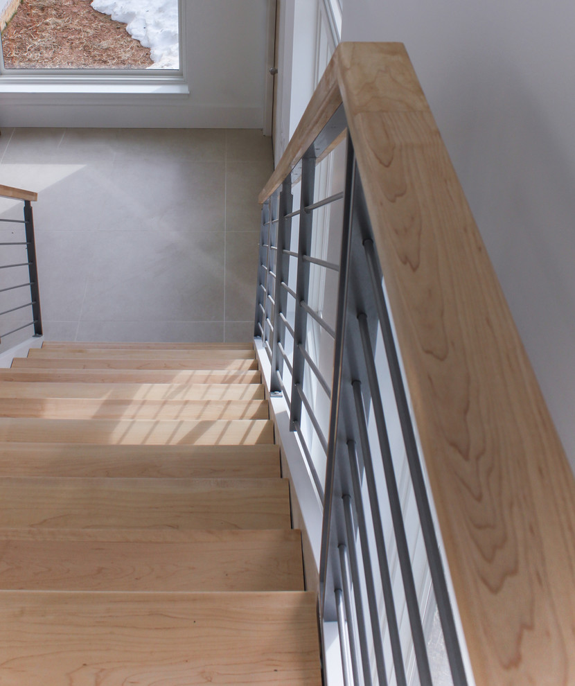 Пример оригинального дизайна: угловая лестница среднего размера в стиле шебби-шик с деревянными ступенями и перилами из смешанных материалов
