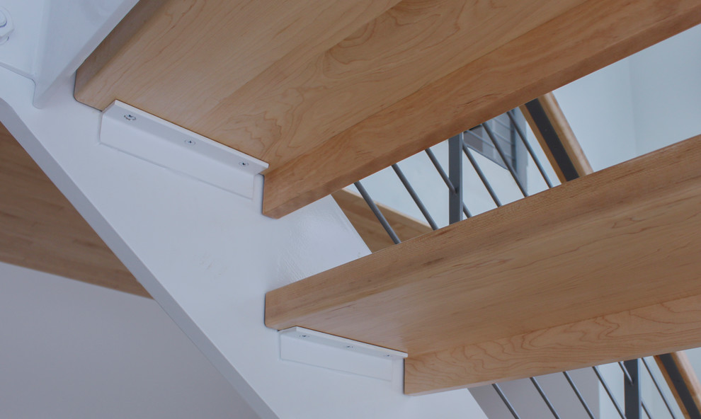 Réalisation d'un escalier style shabby chic en L de taille moyenne avec des marches en bois et un garde-corps en matériaux mixtes.