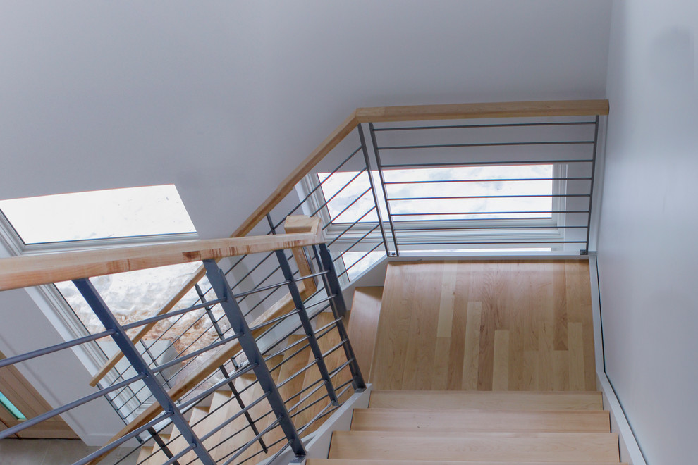 Cette photo montre un escalier romantique en L de taille moyenne avec des marches en bois et un garde-corps en matériaux mixtes.