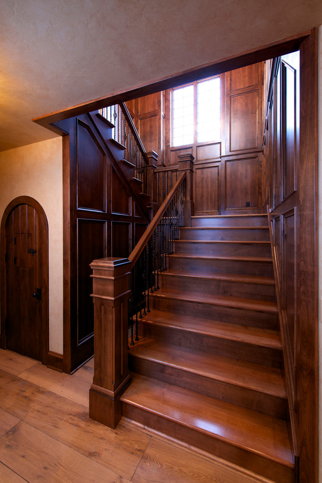 Diseño de escalera en U tradicional grande con escalones de madera y contrahuellas de madera