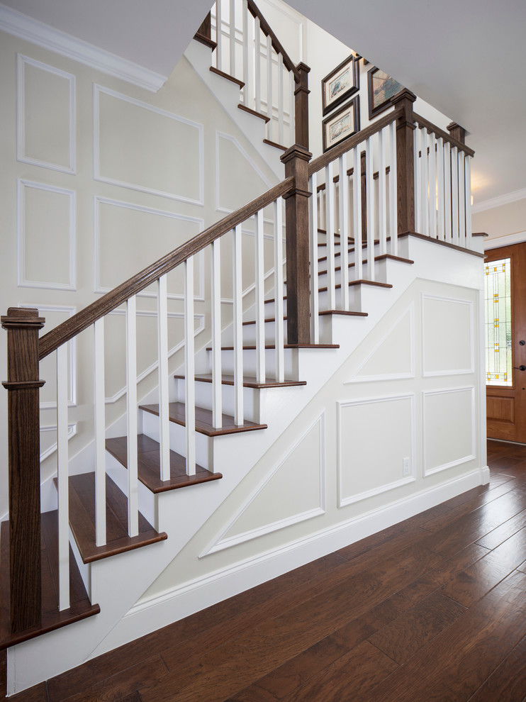 Ejemplo de escalera en U de estilo de casa de campo de tamaño medio con escalones de madera y contrahuellas de madera pintada