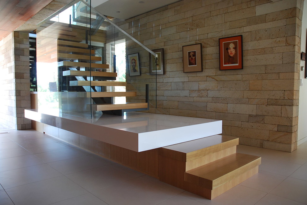 Свежая идея для дизайна: лестница среднего размера, на больцах в стиле модернизм с деревянными ступенями - отличное фото интерьера