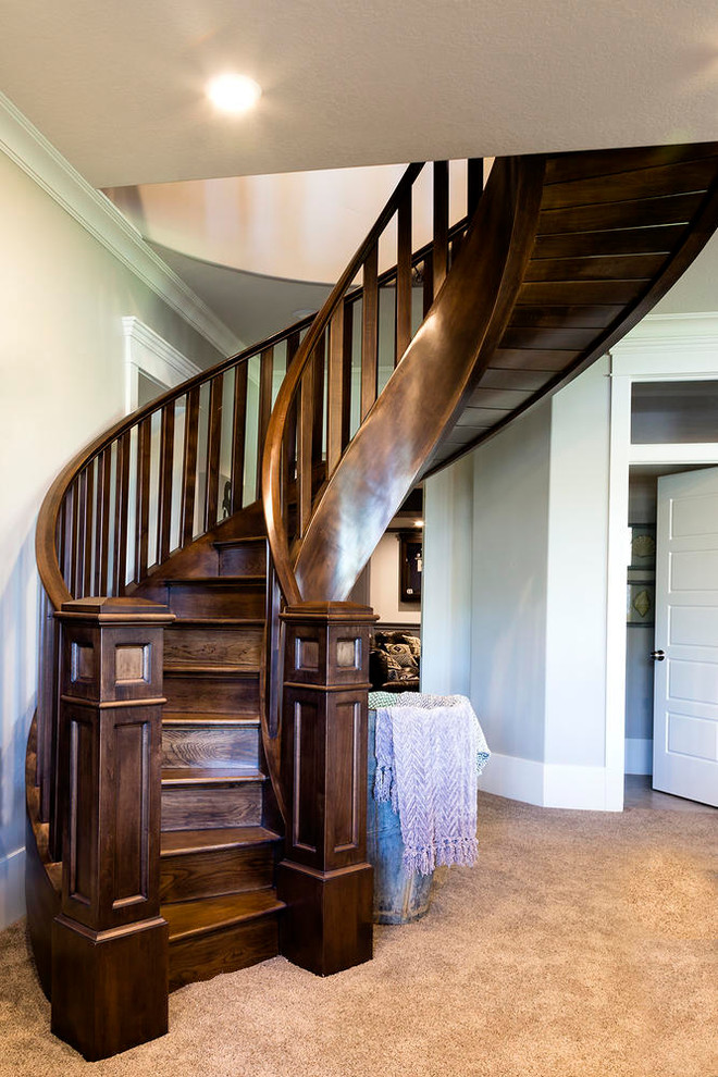 Idées déco pour un grand escalier hélicoïdal craftsman avec des marches en bois et des contremarches en bois.