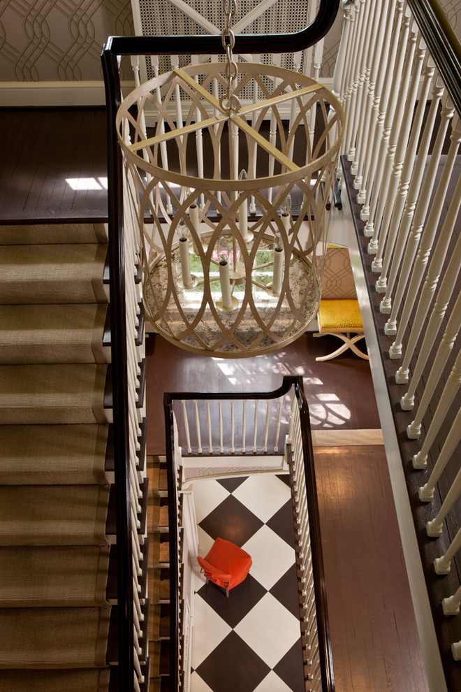 Cette image montre un grand escalier design en U avec des marches en bois et des contremarches en bois.