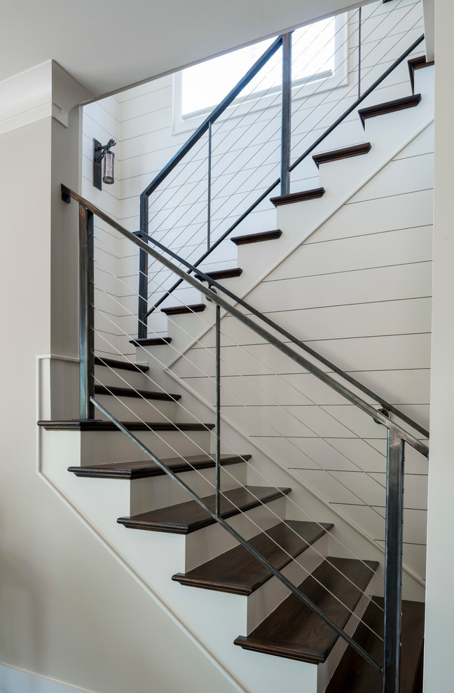 Идея дизайна: п-образная лестница среднего размера в стиле кантри с деревянными ступенями и крашенными деревянными подступенками