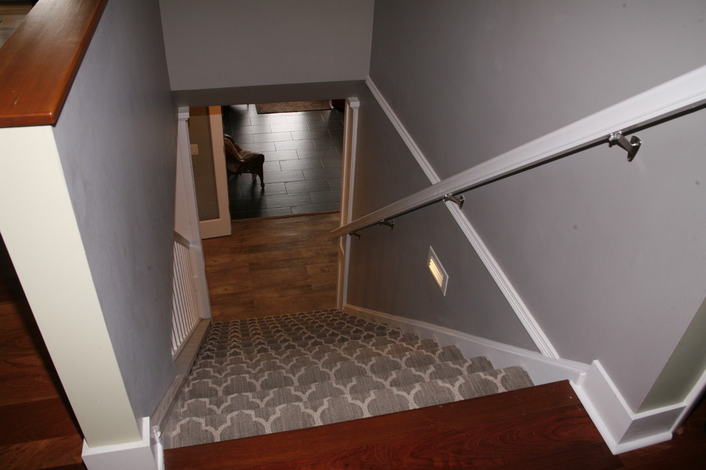 Gerade Moderne Treppe mit Teppich-Treppenstufen und Teppich-Setzstufen in Grand Rapids