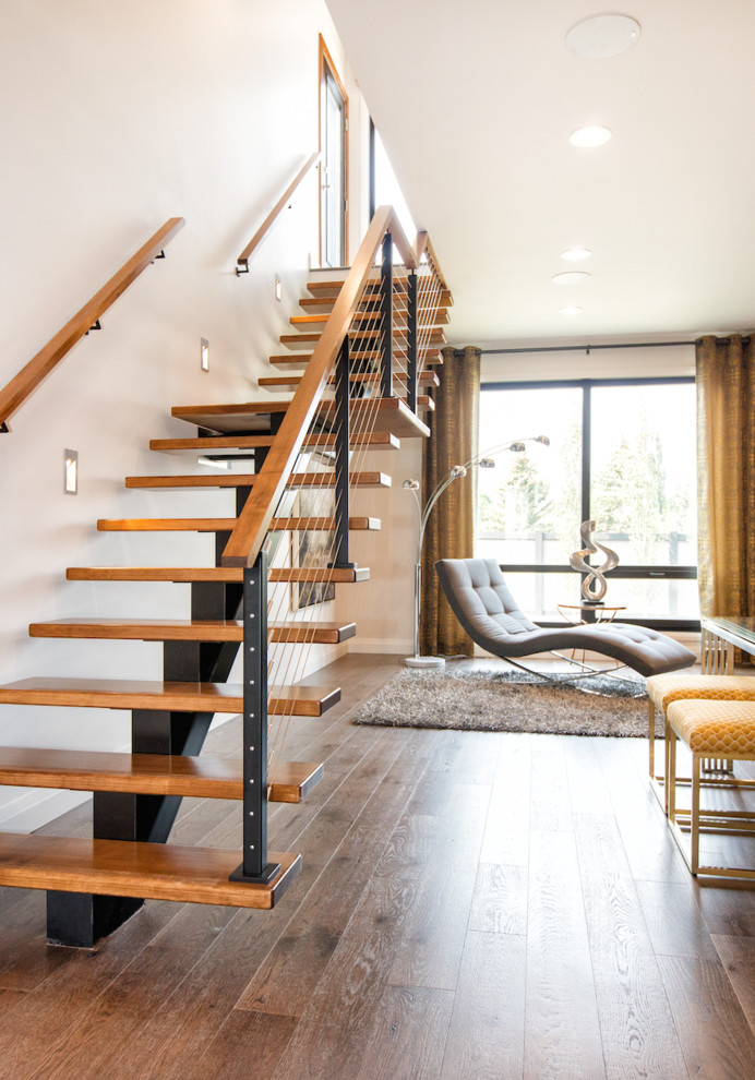 Idées déco pour un escalier droit contemporain avec des marches en bois et éclairage.