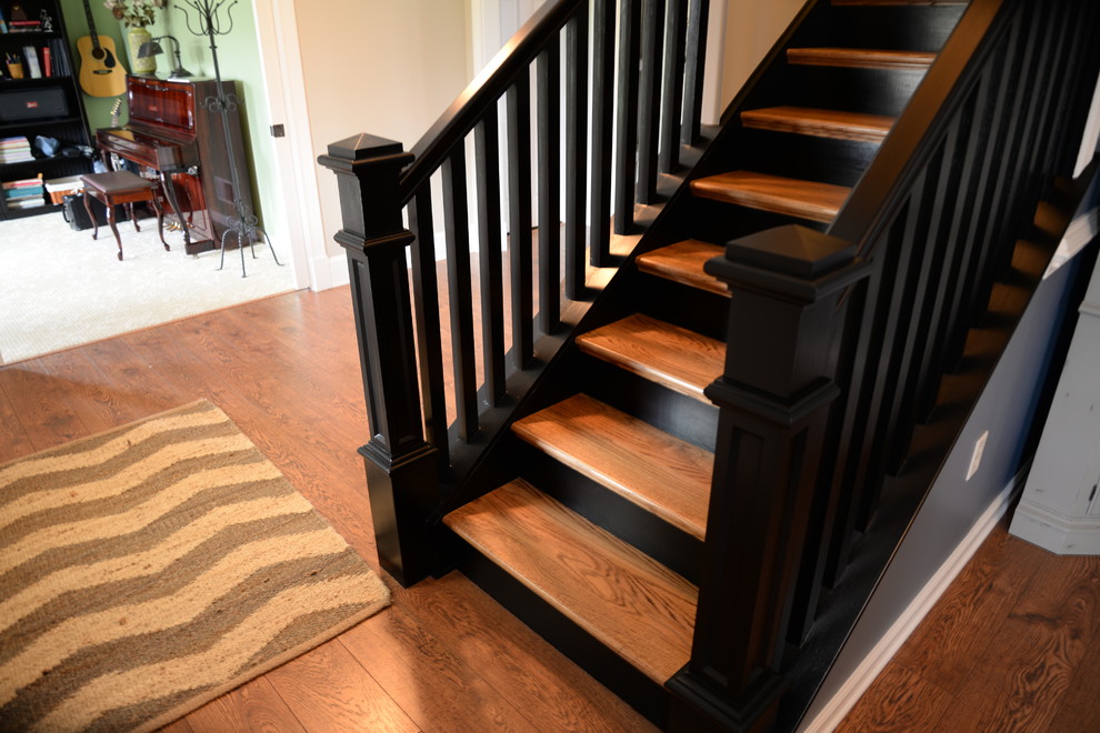 На фото: прямая деревянная лестница среднего размера в классическом стиле с деревянными ступенями с