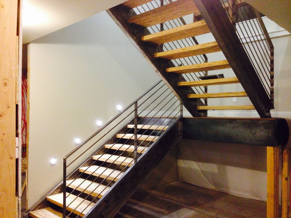 Пример оригинального дизайна: большая п-образная лестница в стиле модернизм с деревянными ступенями без подступенок