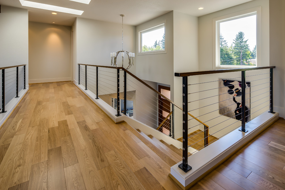 Ejemplo de escalera en U contemporánea grande con escalones de madera y contrahuellas de madera
