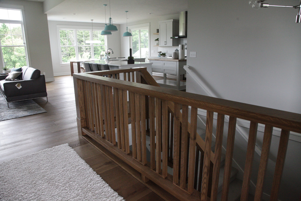Idée de décoration pour un escalier droit tradition de taille moyenne avec des marches en bois et des contremarches en bois.