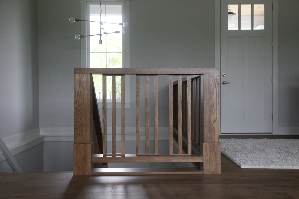 グランドラピッズにある高級な中くらいなトランジショナルスタイルのおしゃれな直階段 (木の蹴込み板) の写真