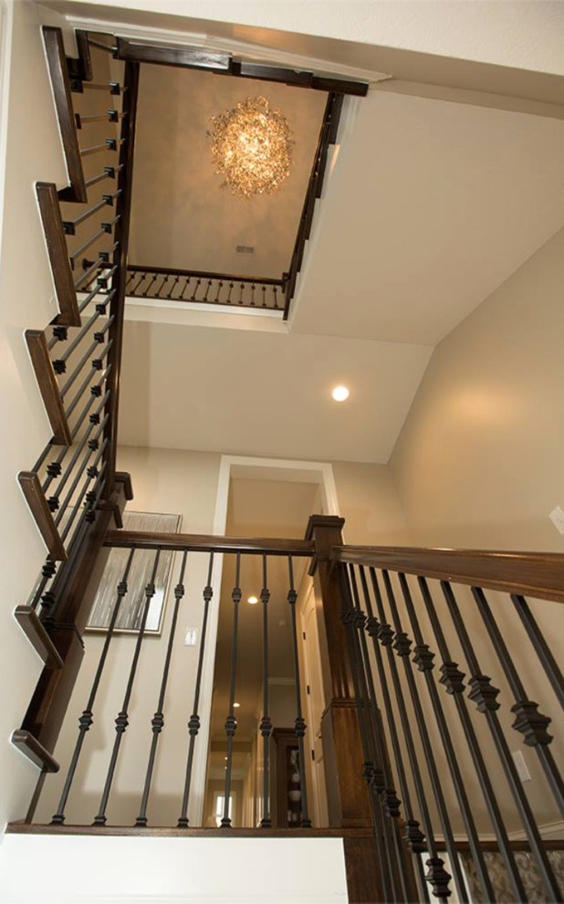 Источник вдохновения для домашнего уюта: винтовая лестница среднего размера в классическом стиле с ступенями с ковровым покрытием и ковровыми подступенками
