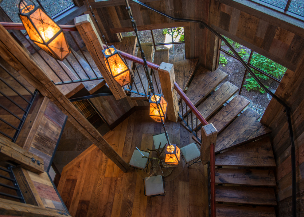 ソルトレイクシティにある高級な中くらいなラスティックスタイルのおしゃれな階段 (木材の手すり) の写真