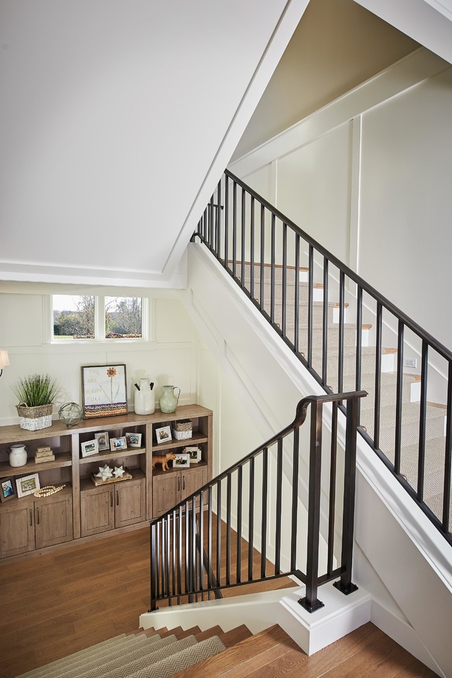 Источник вдохновения для домашнего уюта: п-образная лестница в классическом стиле с ступенями с ковровым покрытием и металлическими перилами
