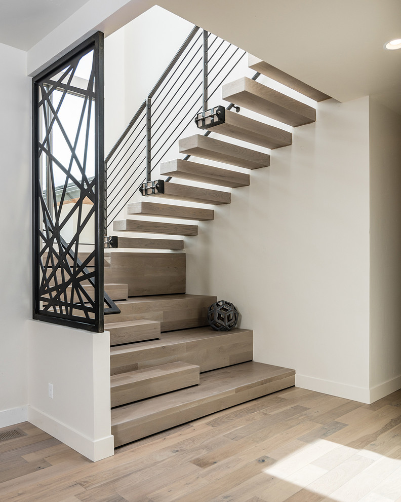 Diseño de escalera suspendida actual sin contrahuella con escalones de madera y barandilla de metal