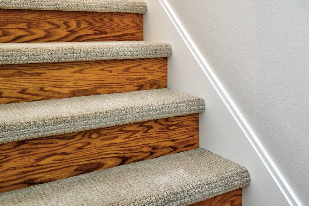 Свежая идея для дизайна: деревянная лестница в классическом стиле с ступенями с ковровым покрытием - отличное фото интерьера