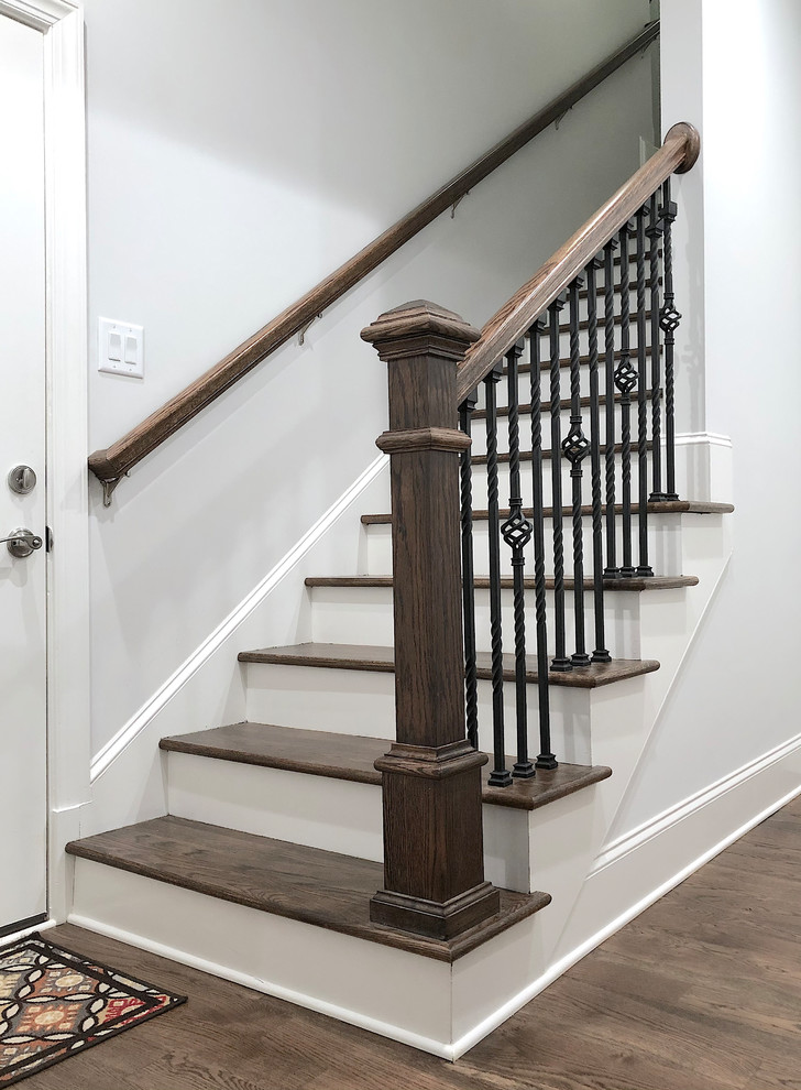 На фото: прямая лестница среднего размера в стиле неоклассика (современная классика) с деревянными ступенями, крашенными деревянными подступенками и деревянными перилами с