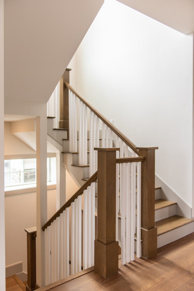 Exemple d'un grand escalier craftsman en U avec des marches en bois, des contremarches en bois et un garde-corps en bois.
