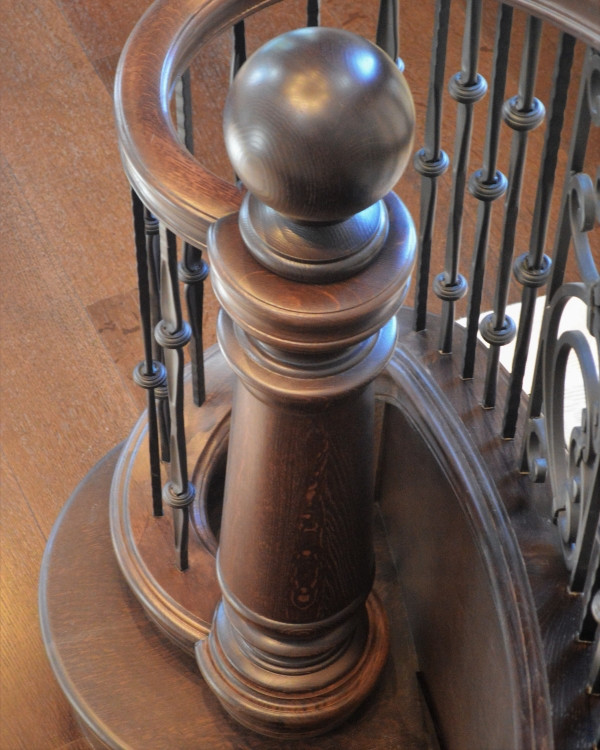 Foto di una scala con pedata in legno, alzata in legno e parapetto in metallo